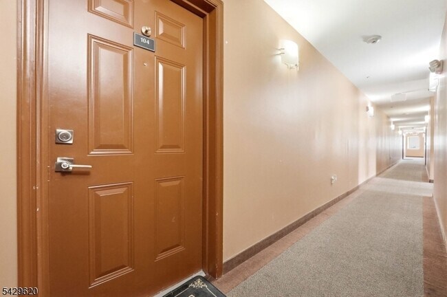 Building Photo - 594-596 Jefferson Avenue Unit 104