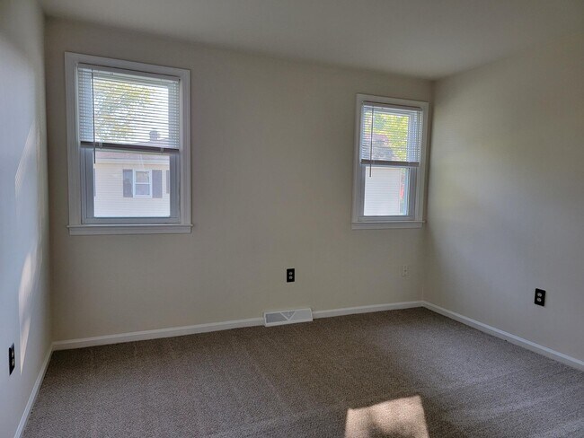 Building Photo - 2209 Harmony Hill Dr