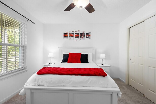 Building Photo - 13847 Catalina Dr