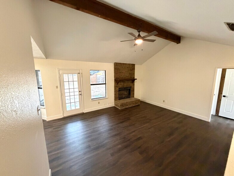 Building Photo - 800 Nicole Dr