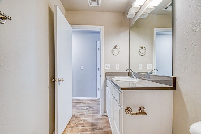 Building Photo - Beautiful Newer Construction Home!