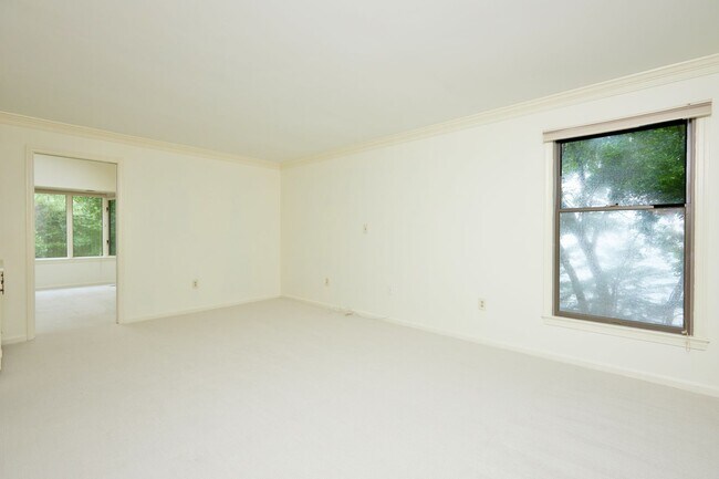 Building Photo - Sparkling and Spacious