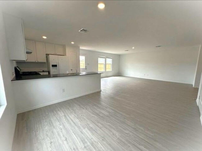 Building Photo - 4 Bedroom 2.5 bath home ready for move-in