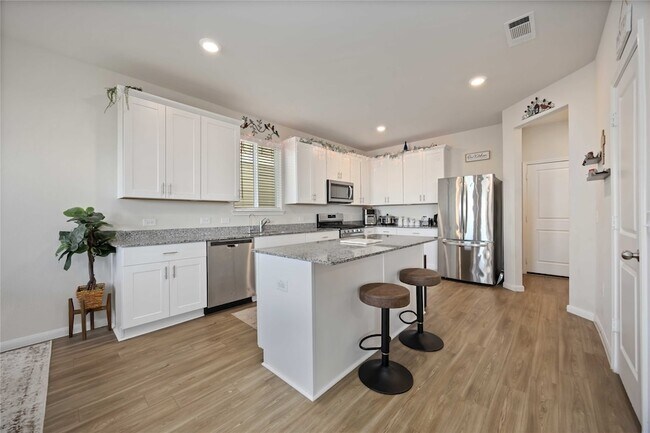 Building Photo - 6434 Lakeview Haven Dr