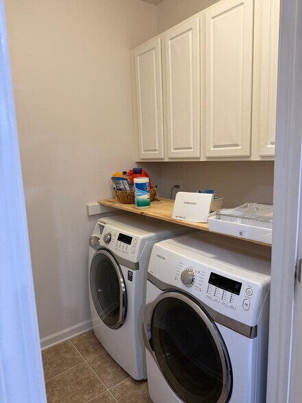 Building Photo - 2124 Greencrest Cir
