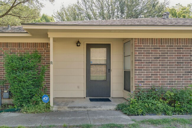 main entry door - 1233 Cordell St