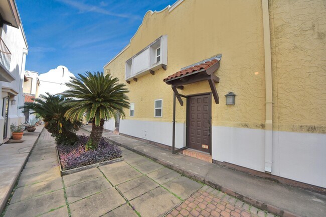 Building Photo - 2744 Briarhurst Dr