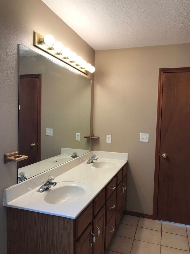 Building Photo - Walkout Basement Home Must See