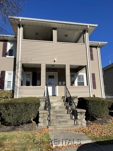 Building Photo - 374 Crescent St