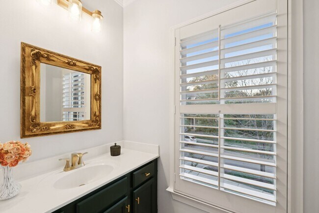 Building Photo - Luxury Executive Rental in Highlands of La...