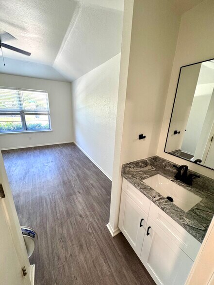 Building Photo - 9842 Camfield Ave