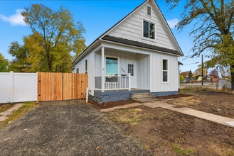 Building Photo - 3008 E Wellesley Ave