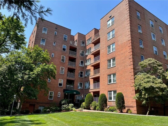 Building Photo - 555 Broadway