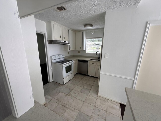 Building Photo - 2206 Round Lake Dr