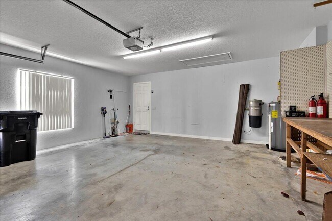 Building Photo - 10882 SW Dardanelle Dr