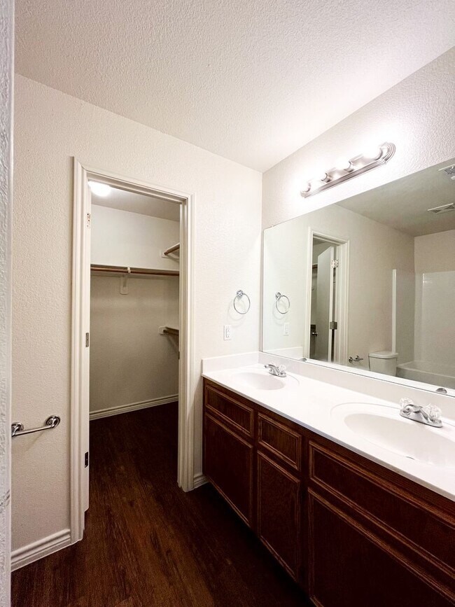 Building Photo - 1515 Justin Lp