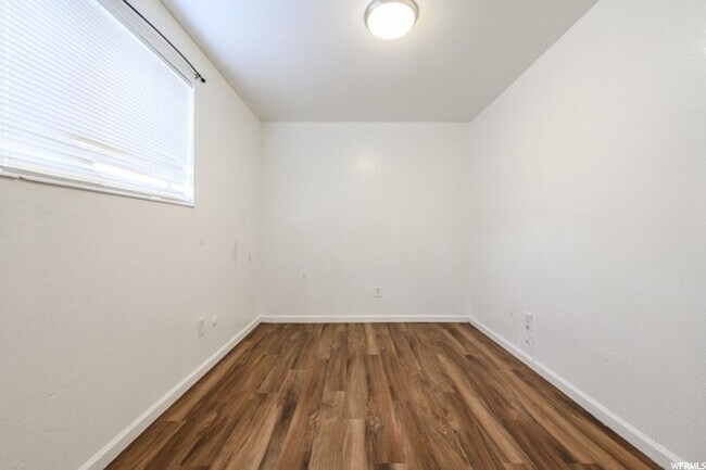 Building Photo - 2523 S Lakecrest Dr