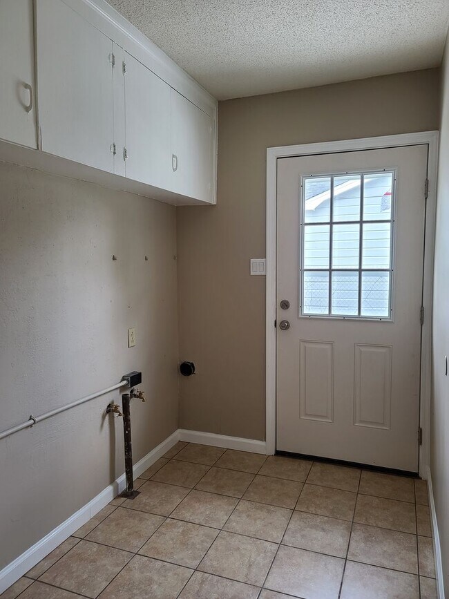 Building Photo - Adorable Cottage Rental