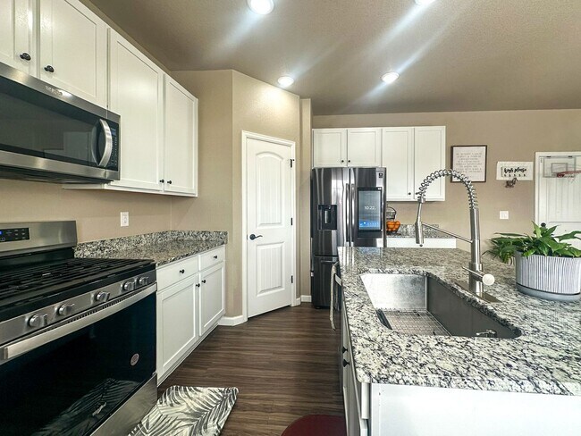 Building Photo - Grand 6bd 4ba Crystal Valley home with an in-law suite!!!