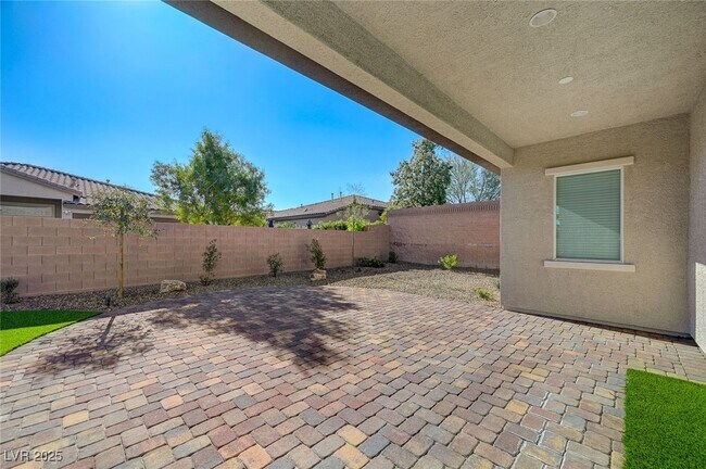 Building Photo - 555 Jerry Bird Ct