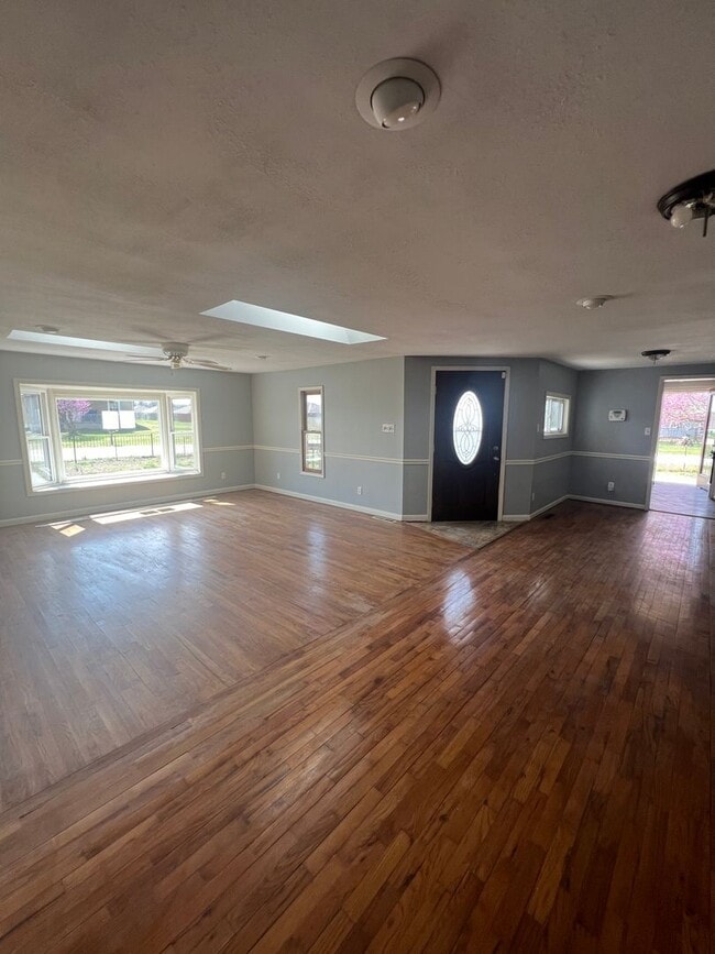 Building Photo - 3 bedrooms/2 bathrooms with detached 2 car...