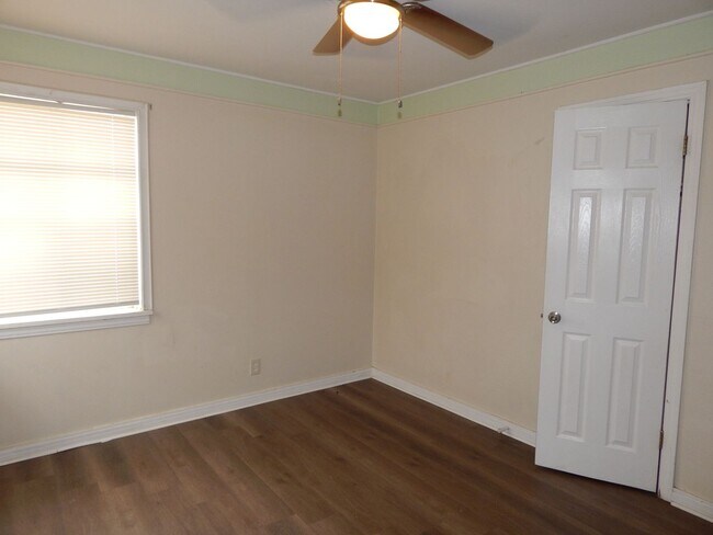 Building Photo - 2306 SW 8th Ave