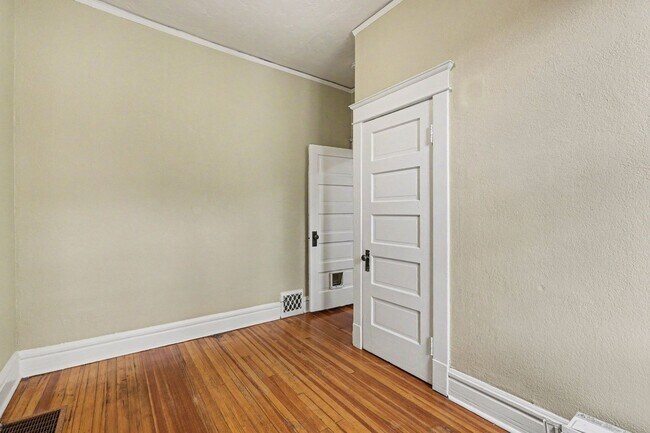 Building Photo - Charming Whittier Rowhome Near Larimer Street