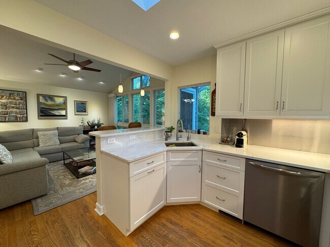 Building Photo - Fantastic 5 Bed 3 Bath Single Family Home ...