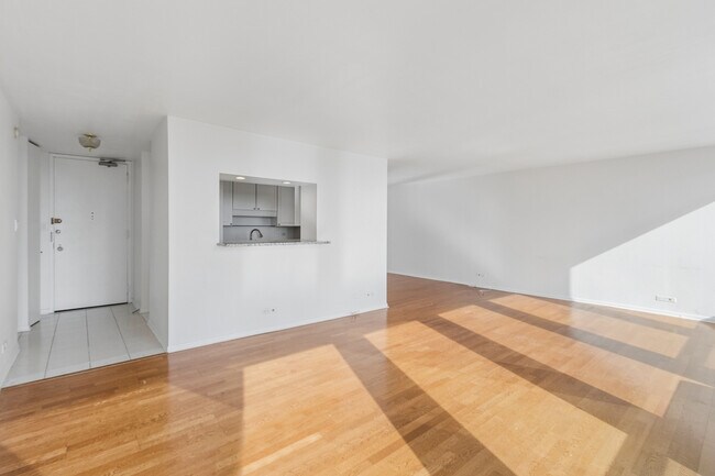 Building Photo - 111 E Chestnut St