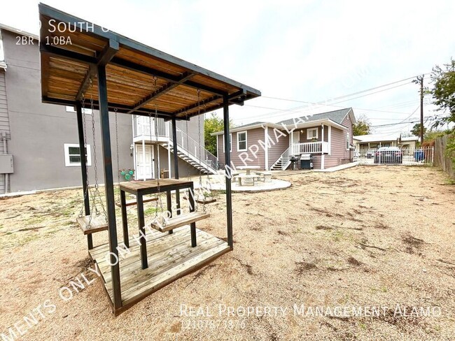 Building Photo - AVAILABLE NOW! FULLY FURNISHED 2 Bedroom /...