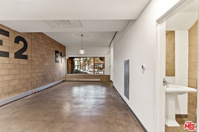 Building Photo - 6615 Melrose Ave