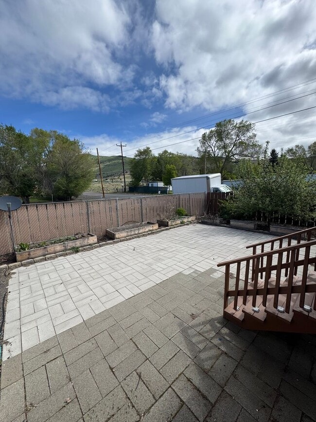 Building Photo - 3 bed 2 bath w/ AC - Water/Sewer included ...