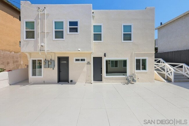 Building Photo - 3764 Villa Terrace