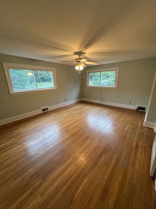 Building Photo - Beautiful 3 Bedroom/2 Bath Home in Convers...