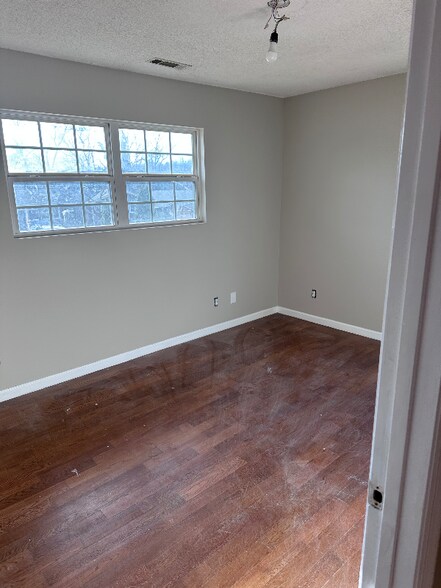 Building Photo - 511 Marlow Dr E