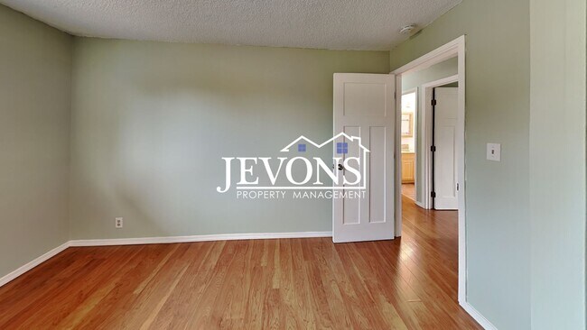 Building Photo - $1,000 Rent Credit if move-in occurs befor...