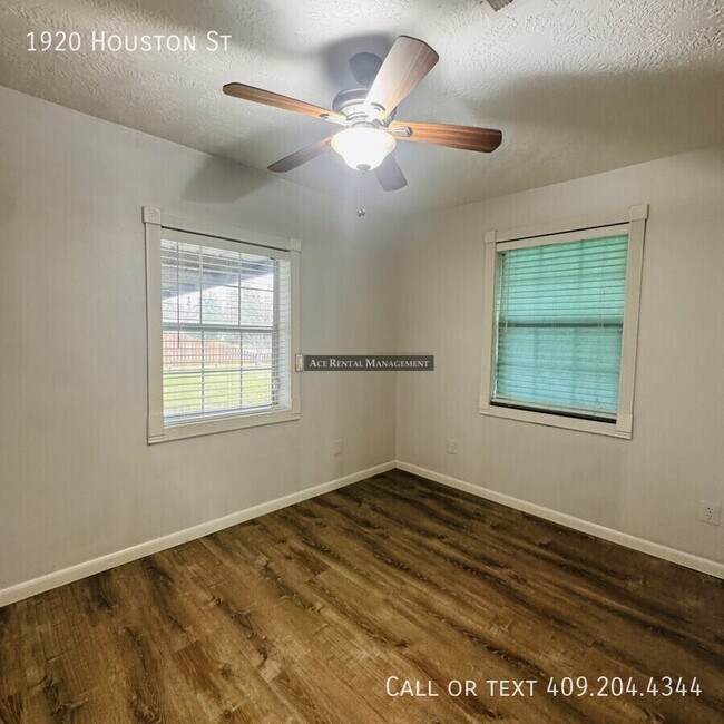 Building Photo - 1920 Houston St