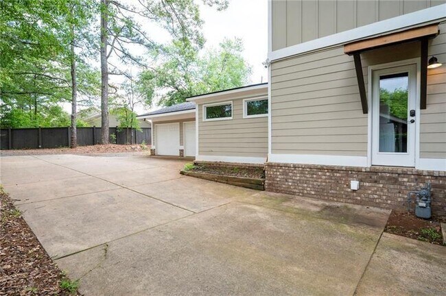 Building Photo - 2356 Pinkney Dr