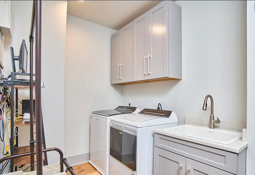 Shared Laundry - 631 Linfield Dr