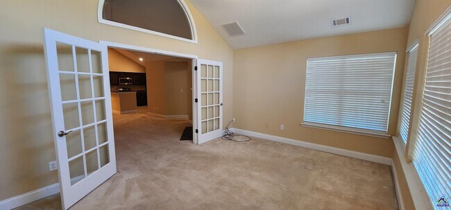 Building Photo - 402 Nandina Ct