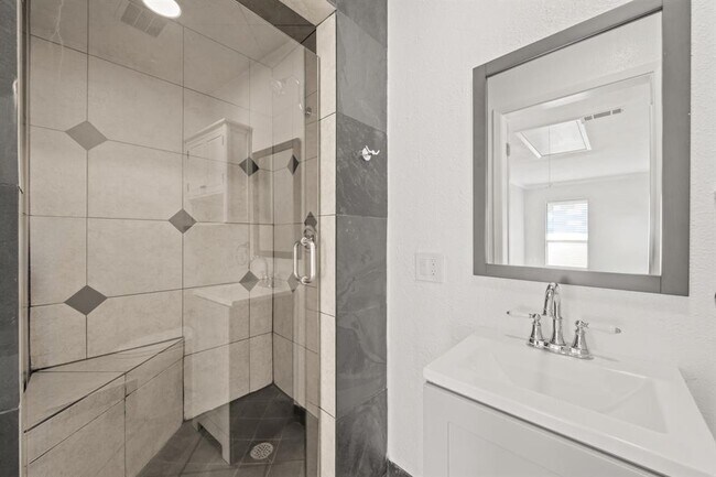 Building Photo - 1813 Parker Ln