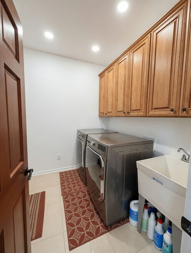 Building Photo - Rare executive rental in chanhassen! 5 beds no upgrade left behind!!!