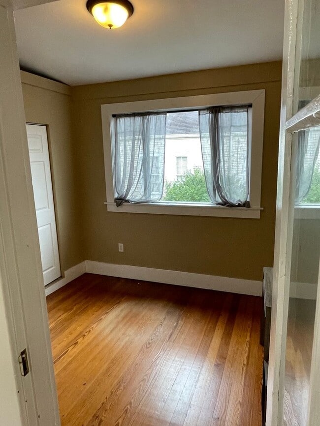 Building Photo - Huge 2BD/2.5BA Uptown, with a Yard, Central Air/Heat, and W/D in Unit