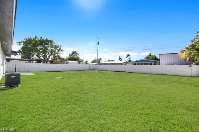 Building Photo - 1389 Pine Ave