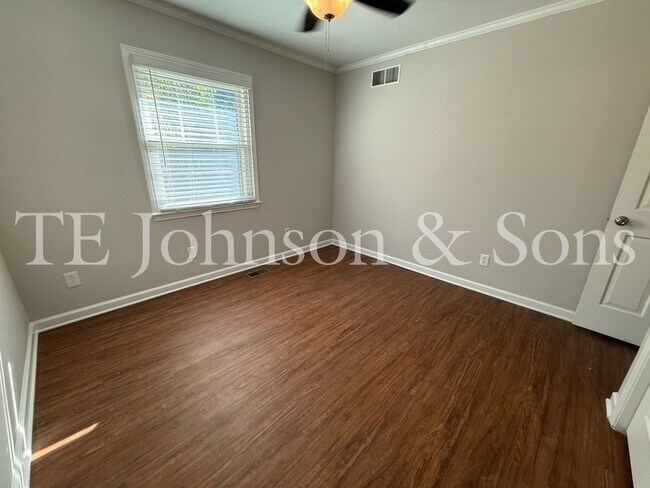 Building Photo - Modern 2-Bedroom with Granite Finishes & F...