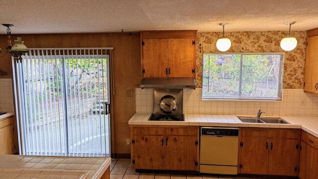 Building Photo - Spacious 4Bed/3Bath House Home in El Cerrito!