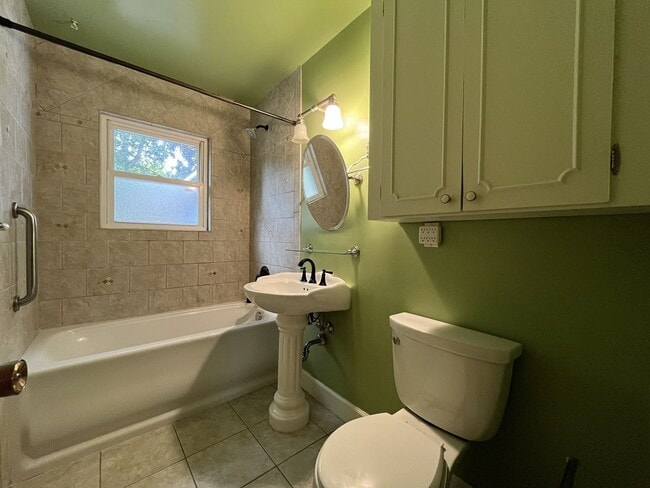 Building Photo - Beautiful 3-Bedroom West Linn Home with Bonus Room, Updated Kitchen and Large Fenced Yard