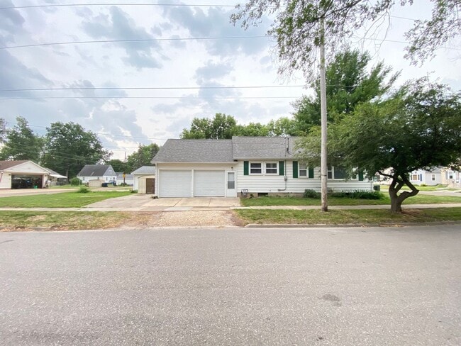 Building Photo - Quiet residential area not far from shopping.