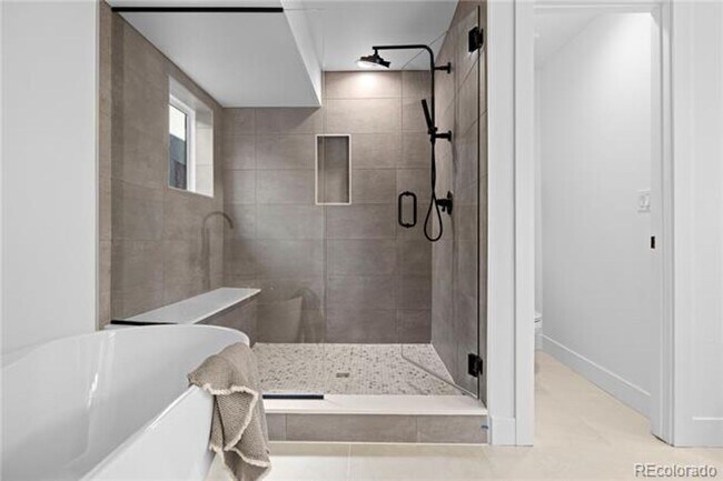 Building Photo - First Month on Us!  Gorgeous Contemporary ...