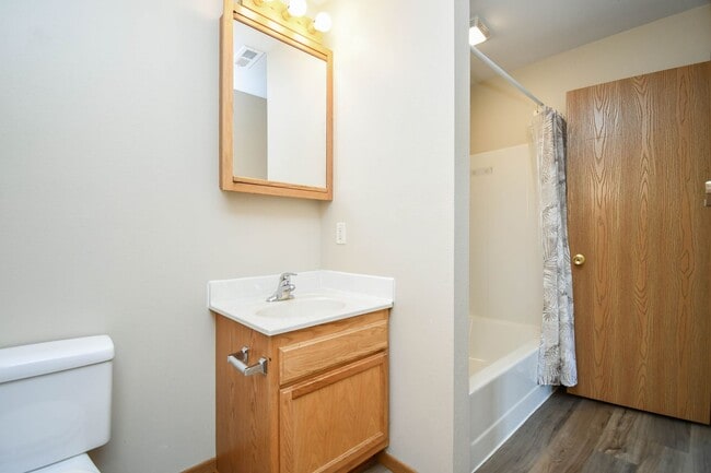 Building Photo - Comfortable 3-Bedroom Condo in Brandon – Available Now!